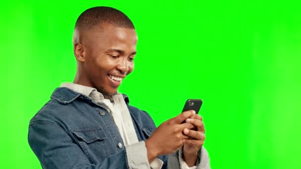 Groen Scherm Grappige Zwarte Man Met Een Smartphone Typen Aansluiten — Stockvideo