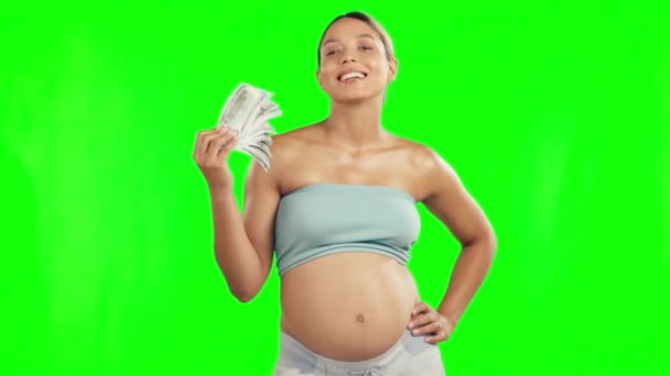 怀孕妇女 金钱粉丝和财政自由的绿色屏幕上的工作室背景 笑着寻找现金 贷款或储蓄投资的快乐女性的肖像 — 图库视频影像