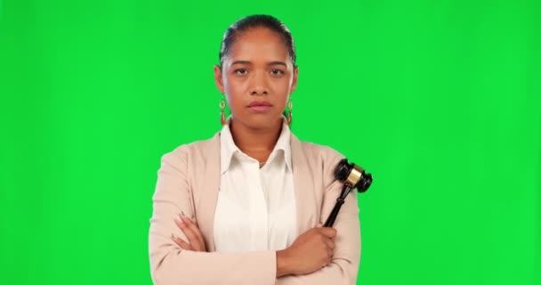 Серьезный Лицо Женщина Судья Молотком Студии Зеленым Экраном Готовый Судебному — стоковое видео