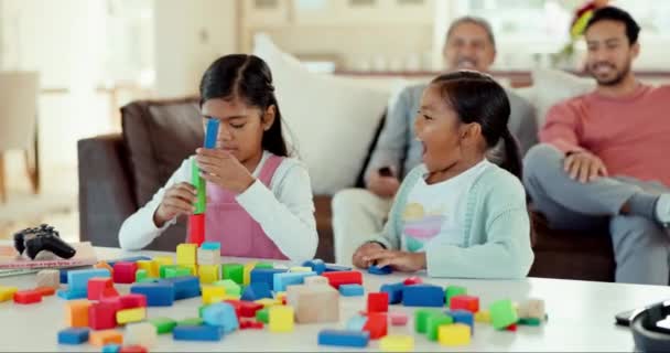 Mädchen Tisch Und Bausteine Mit Spiel Lernen Und Entwicklung Der — Stockvideo