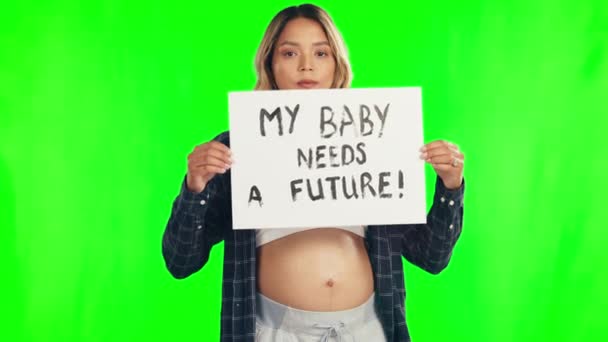 海报和工作室里的女人 带着绿色屏幕的怀孕抗议或游行 严肃的 形象的和年轻的孕妇 带有积极的标志板 按色键背景隔离 — 图库视频影像
