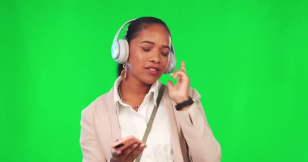 Casque Téléphone Portable Femme Dans Studio Avec Écran Vert Écoutant — Video