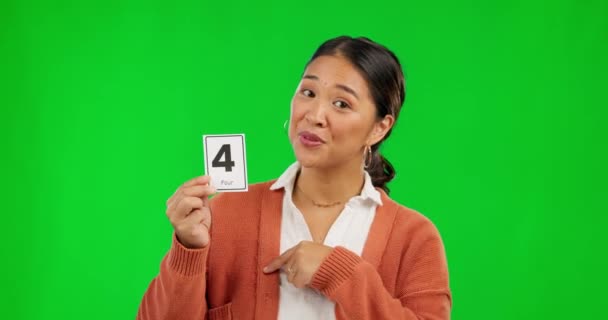 Ασιάτισσα Διδάσκει Και Μετράει Αριθμούς Για Μάθηση Πράσινη Οθόνη Φόντο — Αρχείο Βίντεο