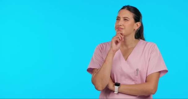 Pomysły Myślenie Pielęgniarka Rozwiązaniem Kobieta Kariera Tle Niebieskiego Studia Portret — Wideo stockowe