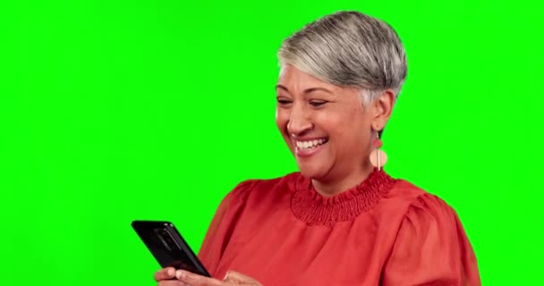 Telefon Šťastná Starší Žena Zelené Obrazovce Pro Konverzaci Chatování Mobilní — Stock video