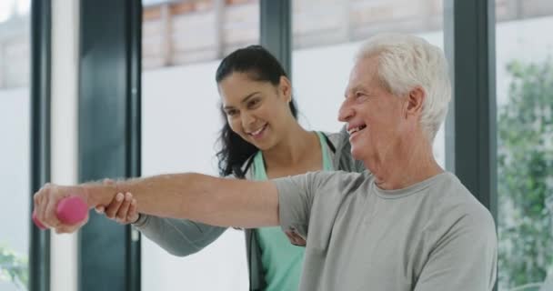 Brazo Mancuernas Fisioterapia Con Anciano Mujer Consultorio Wellness Fitness Rehabilitación — Vídeos de Stock