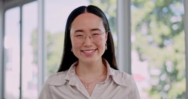 Lächeln Glücklich Und Geschäft Mit Asiatischen Frau Büro Für Kreative — Stockvideo