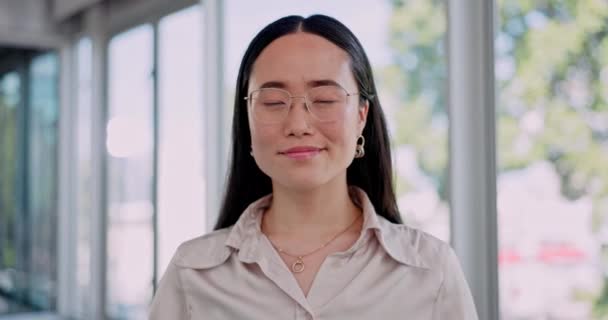 Lächeln Gesicht Und Geschäft Mit Asiatischen Frau Büro Für Kreative — Stockvideo