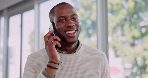 Siyahi Adam Telefon Görüşmesi Iletişim Ofisteyken Gülümse Sohbet Profesyonel Erkek — Stok video