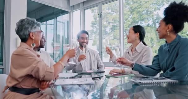 欢呼声和商界人士在办公室会议室庆祝成功 成就和有创意的葡萄酒设计师团队庆祝在工作场所的合作 — 图库视频影像