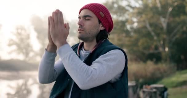Kamp Meditasyon Zen Kış Sabahı Macerasında Göldeki Adam Huzur Içinde — Stok video