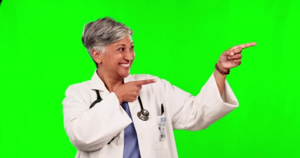 Green Screen Senior Woman Face Happy Doctor Pointing Presentation Healthcare — Stock Video