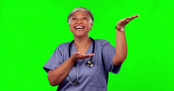 Yeşil Ekran Mutlu Kadın Hastane Duyurusunda Kıdemli Doktor Jesti Klinik — Stok video