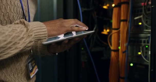 Χέρια Του Ανθρώπου Στο Κέντρο Δεδομένων Tablet Διαχείριση Δικτύου Και — Αρχείο Βίντεο