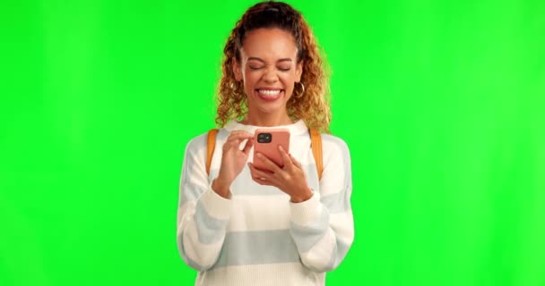 Szczęśliwa Kobieta Telefon Taniec Wygranie Zielonym Ekranie Święto Tle Studio — Wideo stockowe