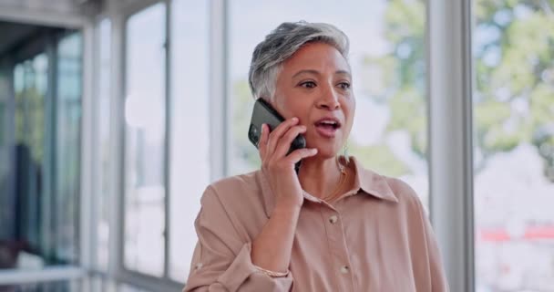 Starsza Kobieta Telefon Komunikacja Kontakt Rozmowy Sieci Negocjacji Podczas Pracy — Wideo stockowe