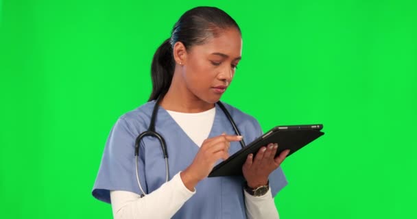 Цифровая Табличка Зеленый Экран Женщина Врач Студии Проводящей Медицинские Исследования — стоковое видео