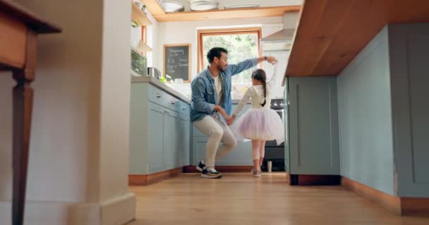 Ondersteuning Liefde Ballet Meisje Hechting Met Vader Een Keuken Samen — Stockvideo