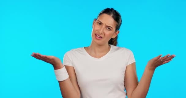 Kafası Karışmış Yüzü Kadını Sorularla Omuz Silkiyor Kararsız Neden Mavi — Stok video