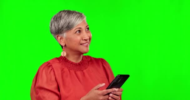 Telefonieren Tippen Und Seniorin Auf Grünem Bildschirm Für Lustige Gespräche — Stockvideo