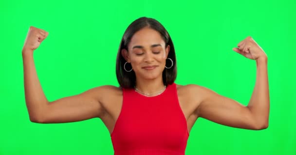 Kobieta Twarz Mistrz Napinając Się Zielonym Ekranie Mięśniami Silną Osobą — Wideo stockowe