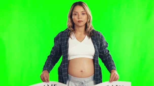 妊娠や母親の抗議のための緑の画面を持つスタジオでの活動 兆候や女性 クロマキーを背景に孤立したポスターボードを持つ妊婦の深刻な 政治的および肖像画 — ストック動画