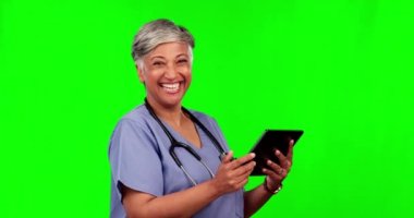 Hemşire, arka plan modelinde izole edilmiş yeşil ekrandaki kadın yüzü ve tablet. Tıbbi profesyonellik, teknoloji ve kıdemli cerrahın portresi komedi, komik mim veya sağlık hizmetlerine gülüyor..