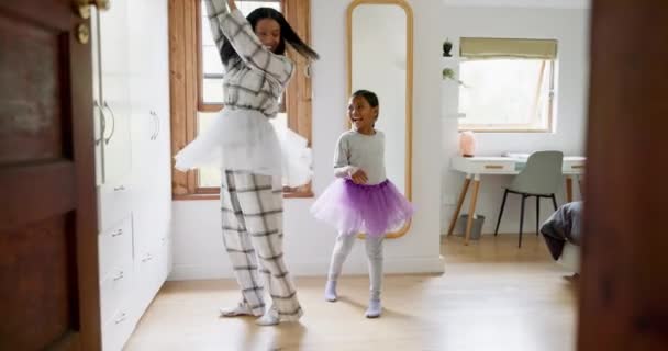 女芭蕾舞演员和在家里跳舞的舞蹈 支持或高兴的教学 玩耍或笑 芭蕾学生 穿着衣服的母亲和女儿 在有趣的游戏 结合或家庭团聚中开始或插入Tutu — 图库视频影像