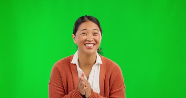 スタジオの背景を背景に 緑の画面で良い仕事のためのアジアの女性 拍手と親指アップ 幸せな女性の肖像画 絵文字やはいのような拍手の成功のためのサイン — ストック動画