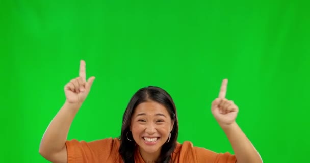 スタジオの背景に対して緑の画面上で興奮したアジアの女性 ポインティングや広告 販売割引や取引や通知 アラートやモックアップのニュースのための女性の指ポイント — ストック動画