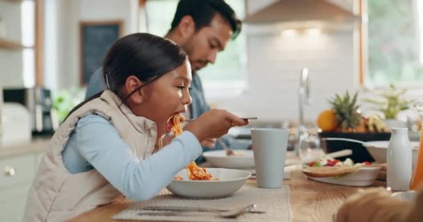 Πατέρας Παιδιά Και Μια Κόρη Τρώνε Μακαρόνια Την Οικογένειά Τους — Αρχείο Βίντεο