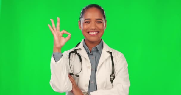 医療の成功 サポートまたはサービスの卓越性で緑の画面上の署名 医師や女性を確認します 医療関係者やラテン語の看護師の幸せな顔など スタジオの背景に良い仕事やはい手 — ストック動画