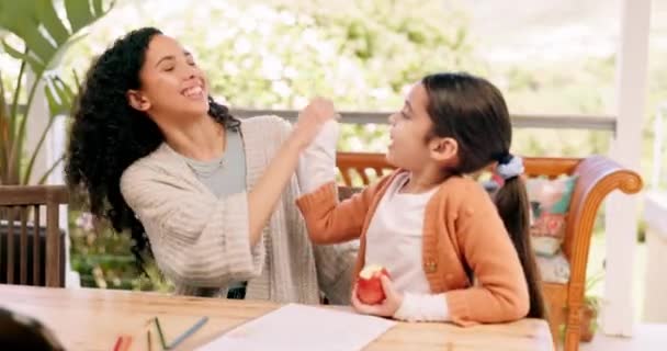 High Five Knuffel Huiswerk Met Moeder Kind Voor Onderwijs Viering — Stockvideo
