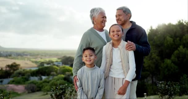 Lächeln Gesicht Und Großeltern Mit Ihren Enkeln Der Natur Familienurlaub — Stockvideo