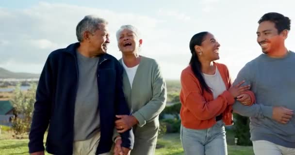 Familj Äldre Föräldrar Och Par Promenader Naturen För Bindning Kvalitetstid — Stockvideo
