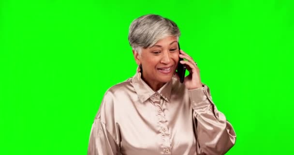 チャットのための緑の画面上の電話 会話や高齢者の女性 ニュースとの話し合いです コミュニケーション ネットワークと興奮した女性のスマートフォン上の連絡先のためのChromakeyスタジオ — ストック動画