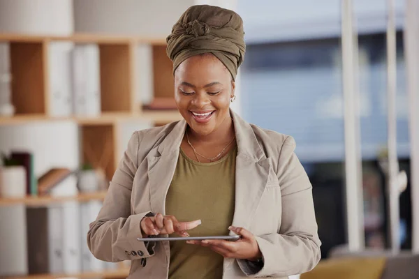 Siyahi Kadın Tablet Araştırma Şirket Verileri Internet Bilgileri Için Ofiste — Stok fotoğraf