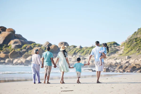 Strand Wandern Und Großeltern Eltern Und Kinder Meer Für Bindung — Stockfoto