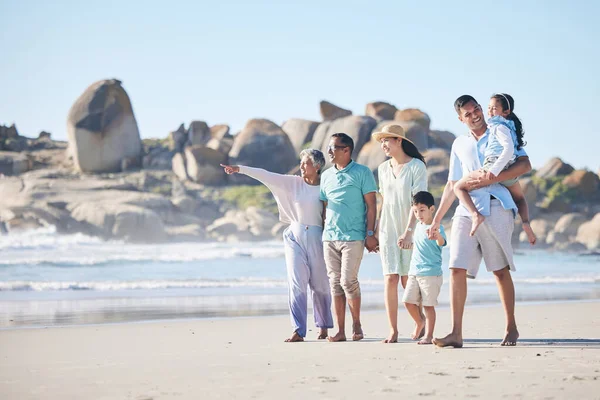 Viajar Praia Família Crianças Caminhando Por Mar Para Ligação Tempo — Fotografia de Stock