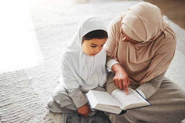クルアーン イスラーム 母と子によるアッラーへの祈り アラビア宗教への神または聖なる精神 そして祈りを学ぶこと 精神的な崇拝の本 家庭のイスラム教徒の家族と祈りの母親は若い子供を教える — ストック写真