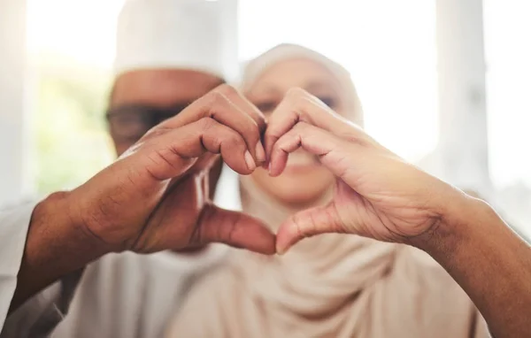 サポートのための心の手を持つ愛 イスラム教徒や高齢者のカップル 絆や結婚で信頼とケア 絵文字のアイコン イスラムの家やアラブ人の男性 女性や高齢者が一緒に品質の時間のために — ストック写真