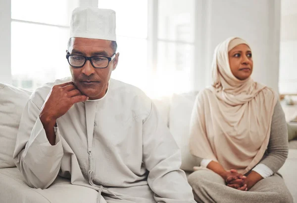 Мусульманская Пара Бороться Зрелый Мужчина Депрессией Проблемы Развод Конфликта Домашней — стоковое фото