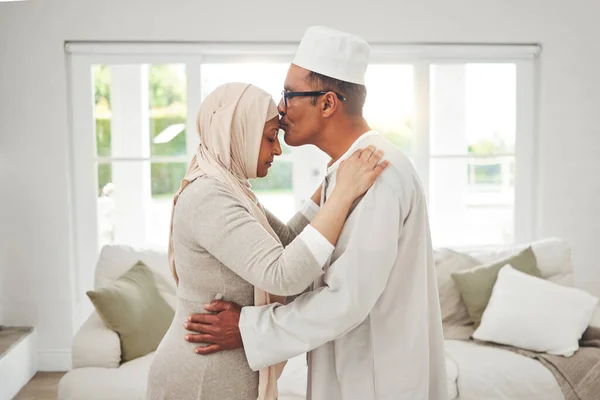 イスラム教徒や高齢者のカップルのキス 愛のための遅いダンスと絆 サポートや結婚での信頼とケア ロマンス イスラムやアラブの男性 女性や高齢者が一緒に品質の時間のために — ストック写真