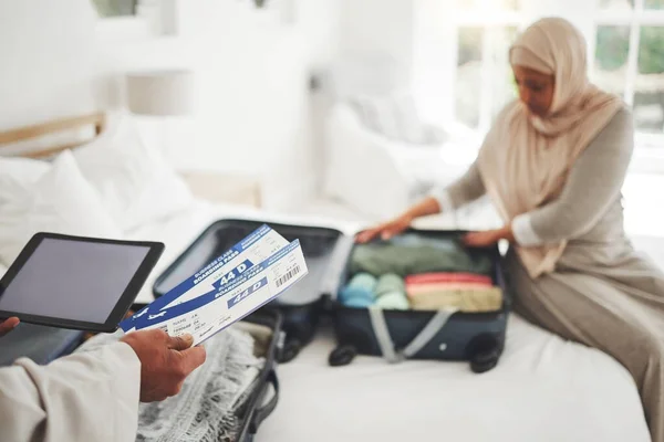 Reise Ticket Und Muslimisches Paar Mit Kofferpacken Für Urlaub Urlaub — Stockfoto