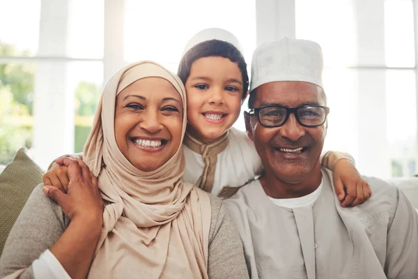 インドネシアの文化を持つ家庭で幸せな家族と一緒に子供を持つ肖像画 イスラム教 祖父母 シニアイスラム教徒男 ヒジャーブの古いです女性と子供とともに上の顔でソファに一緒にラウンジ — ストック写真