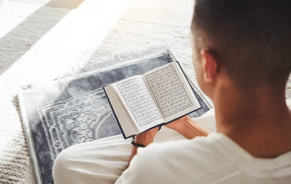 Oración Musulmán Corán Con Hombre Suelo Sala Estar Para Eid — Foto de Stock