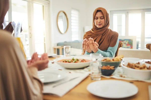 フード 家族とのイスラム教徒は Edムバラク イスラム教のお祝いや昼食のテーブルで イスラム教と宗教の休日のために家で祈る人々とラマダーン祭 文化とイフタール — ストック写真
