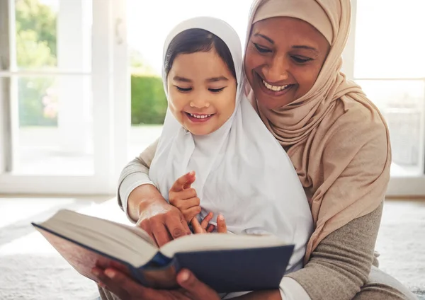 古兰经 穆斯林儿童或快乐的祖母为学习 伊斯兰知识和对真主 神或文化的希望而阅读 宗教书籍 家庭或阿拉伯高级妇女教育幼儿崇拜 尊重或感激 — 图库照片