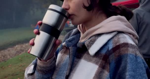 思考和一个女人在野外露营旅行或徒步旅行时喝咖啡 还有一个年轻姑娘在山里的一杯茶中喝茶 是为了自由还是度假 — 图库视频影像
