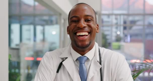 Gesundheitswesen Gesicht Und Lustig Mit Einem Schwarzen Arzt Der Lacht — Stockvideo